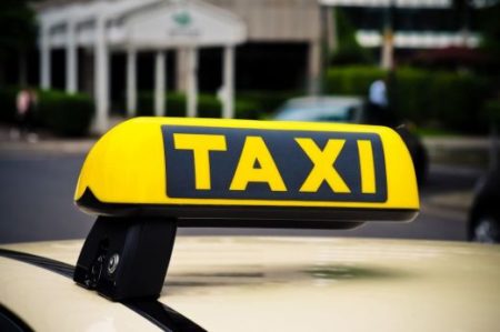 Taksówka dla seniora – przerwa urlopowa